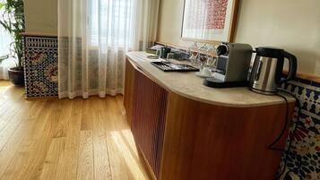 Una cocina con encimera de madera, una cafetera Bosch y una planta en maceta.