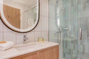 King Deluxe, Chambre Premium, 1 très grand lit | Salle de bain | Ensemble douche/baignoire, baignoire relaxante profonde