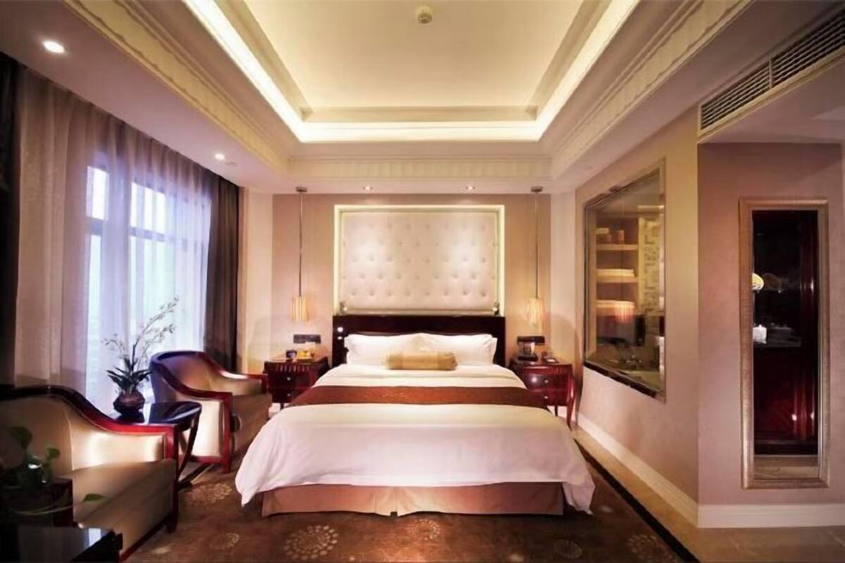 Minibar, in-room safe, alarm clocks