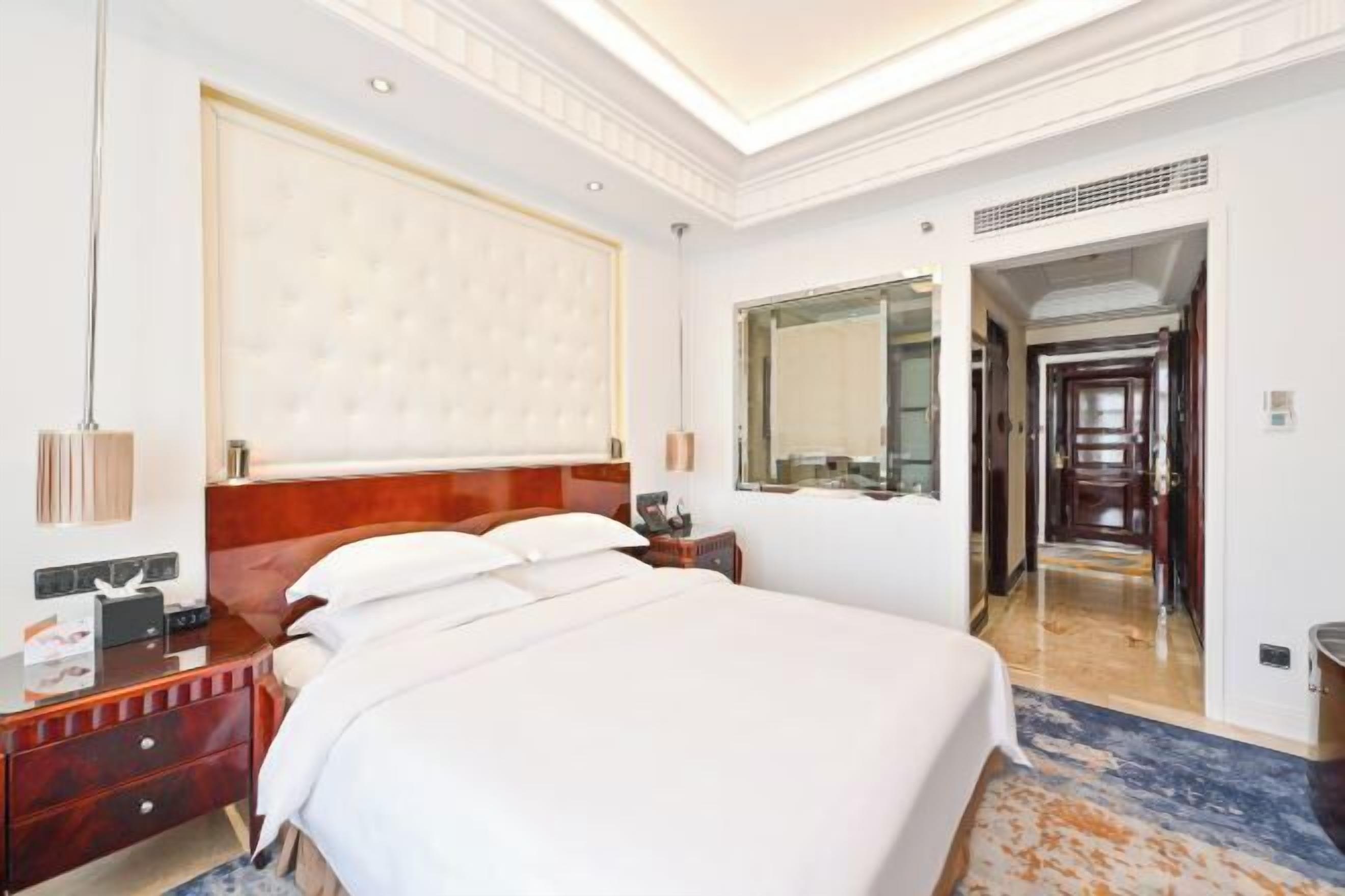 Minibar, in-room safe, alarm clocks