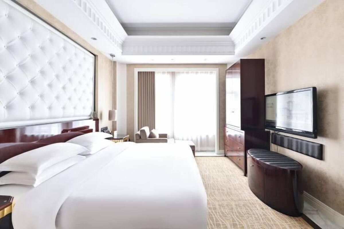 Minibar, in-room safe, alarm clocks