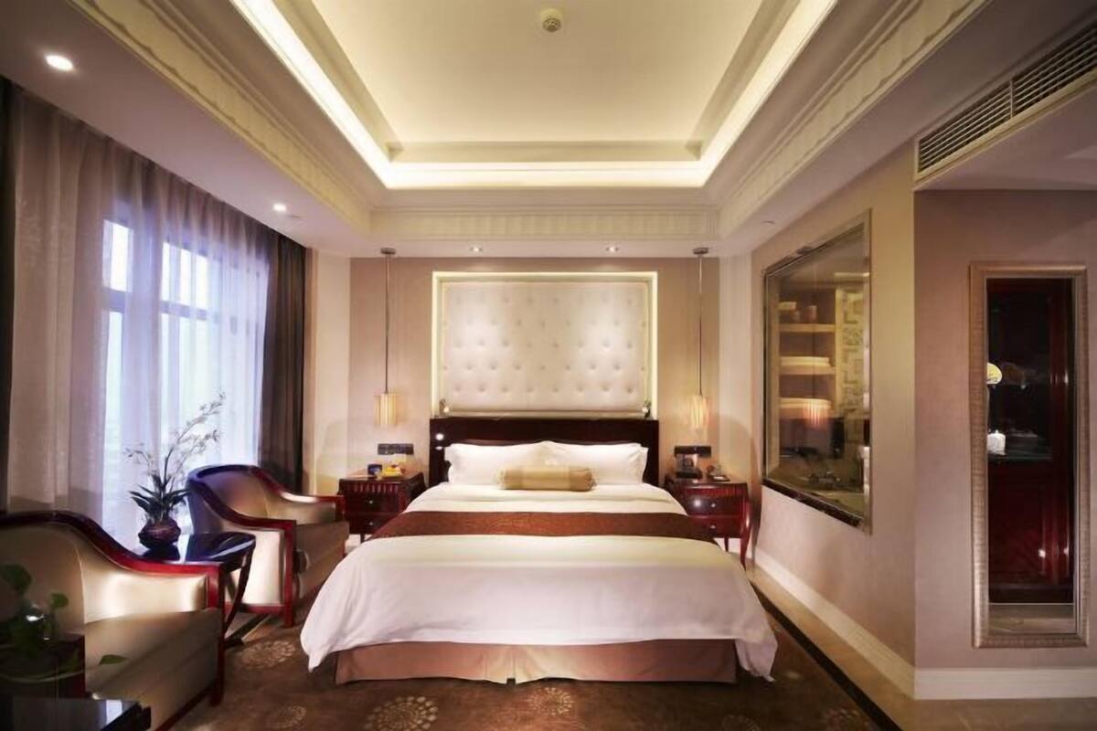 Minibar, in-room safe, alarm clocks