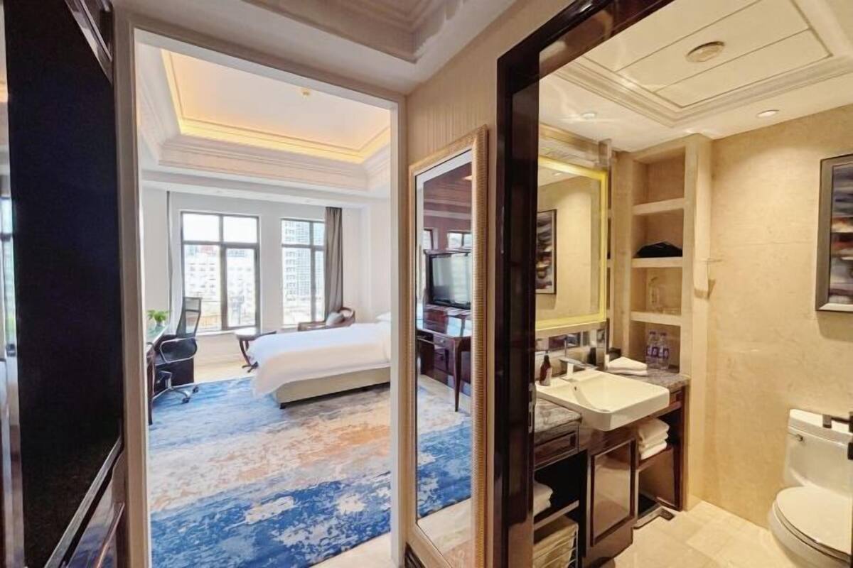 Minibar, in-room safe, alarm clocks