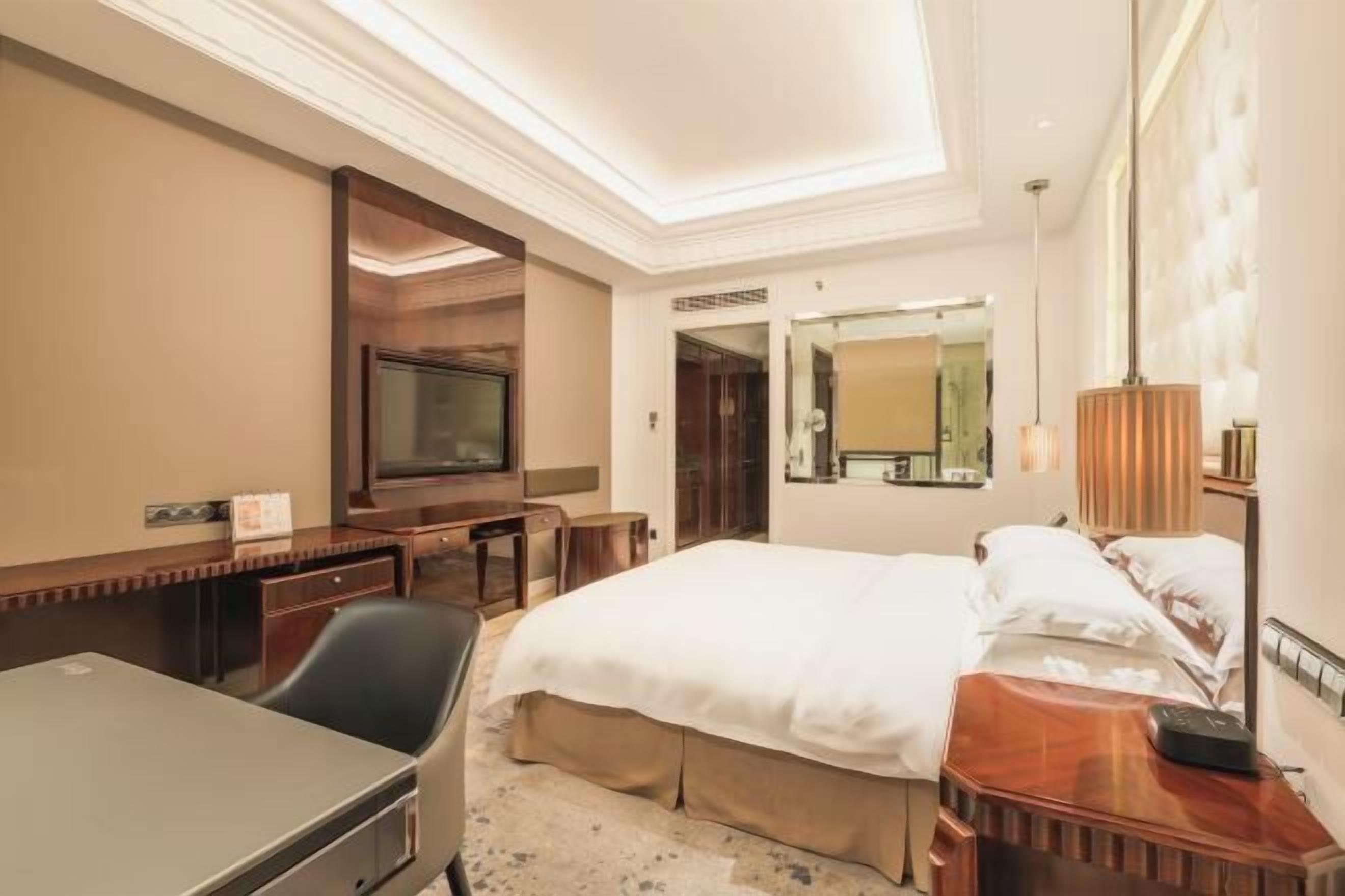 Minibar, két bảo mật tại phòng, đồng hồ báo thức 