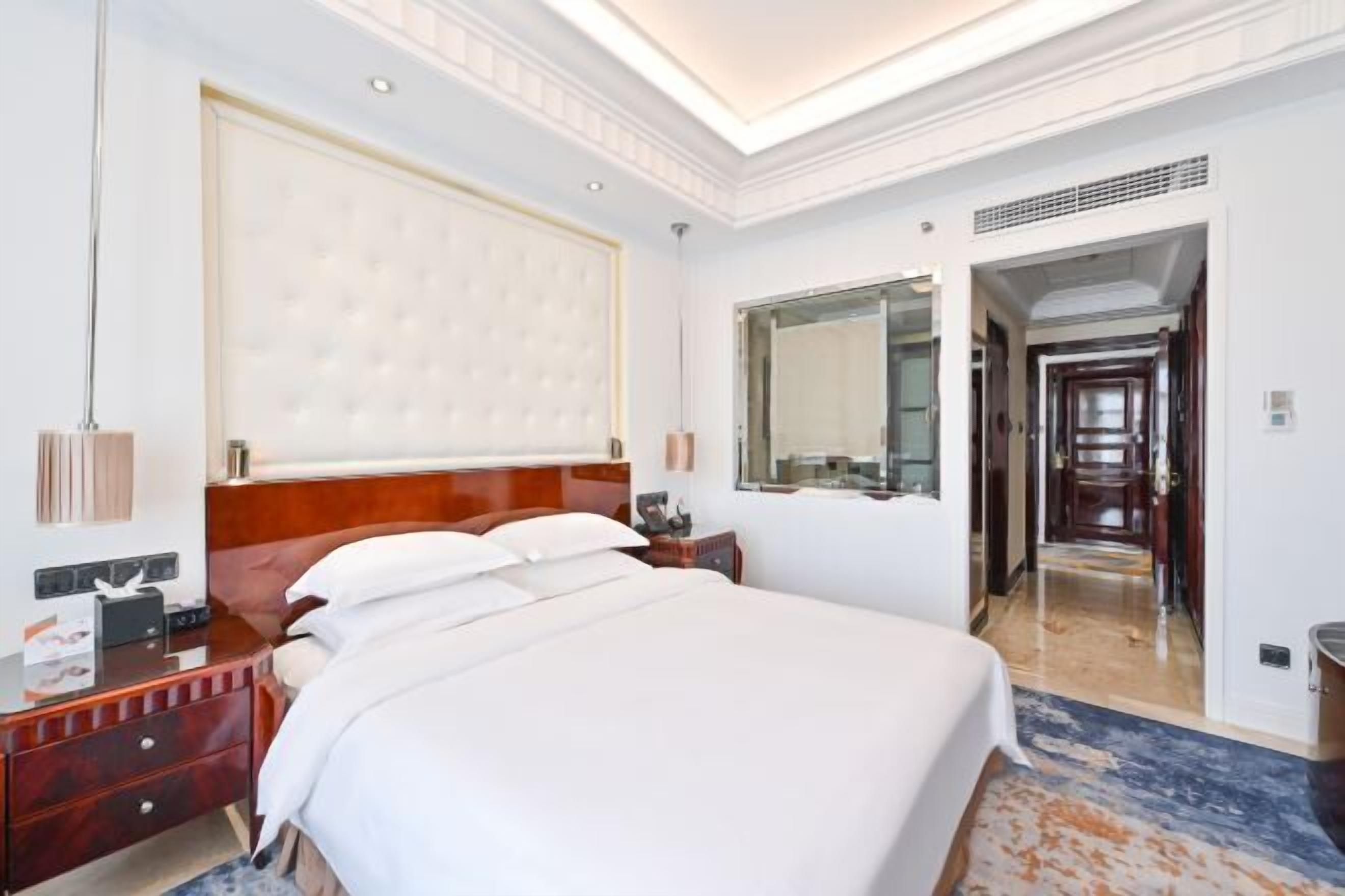 Minibar, in-room safe, alarm clocks