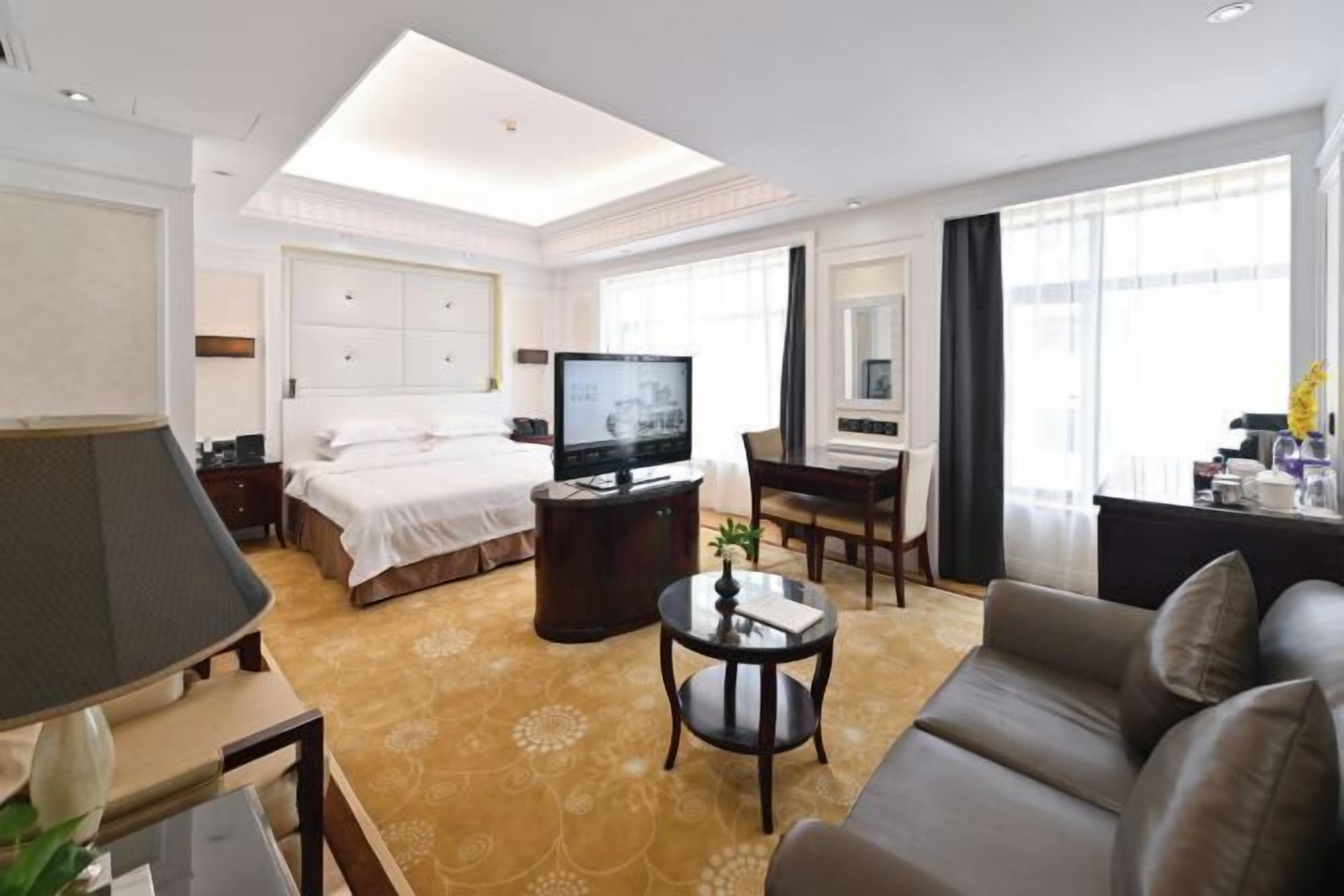 Een minibar, een kluis op de kamer, een wekker