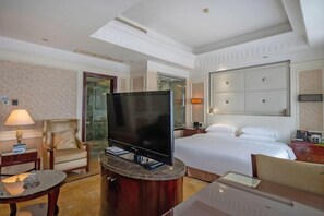 Minibar, in-room safe, alarm clocks