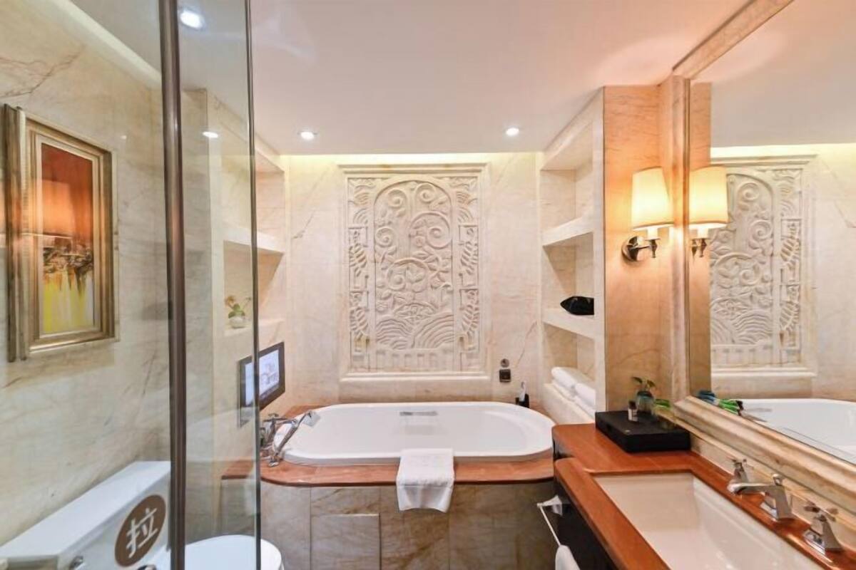 Minibar, in-room safe, alarm clocks