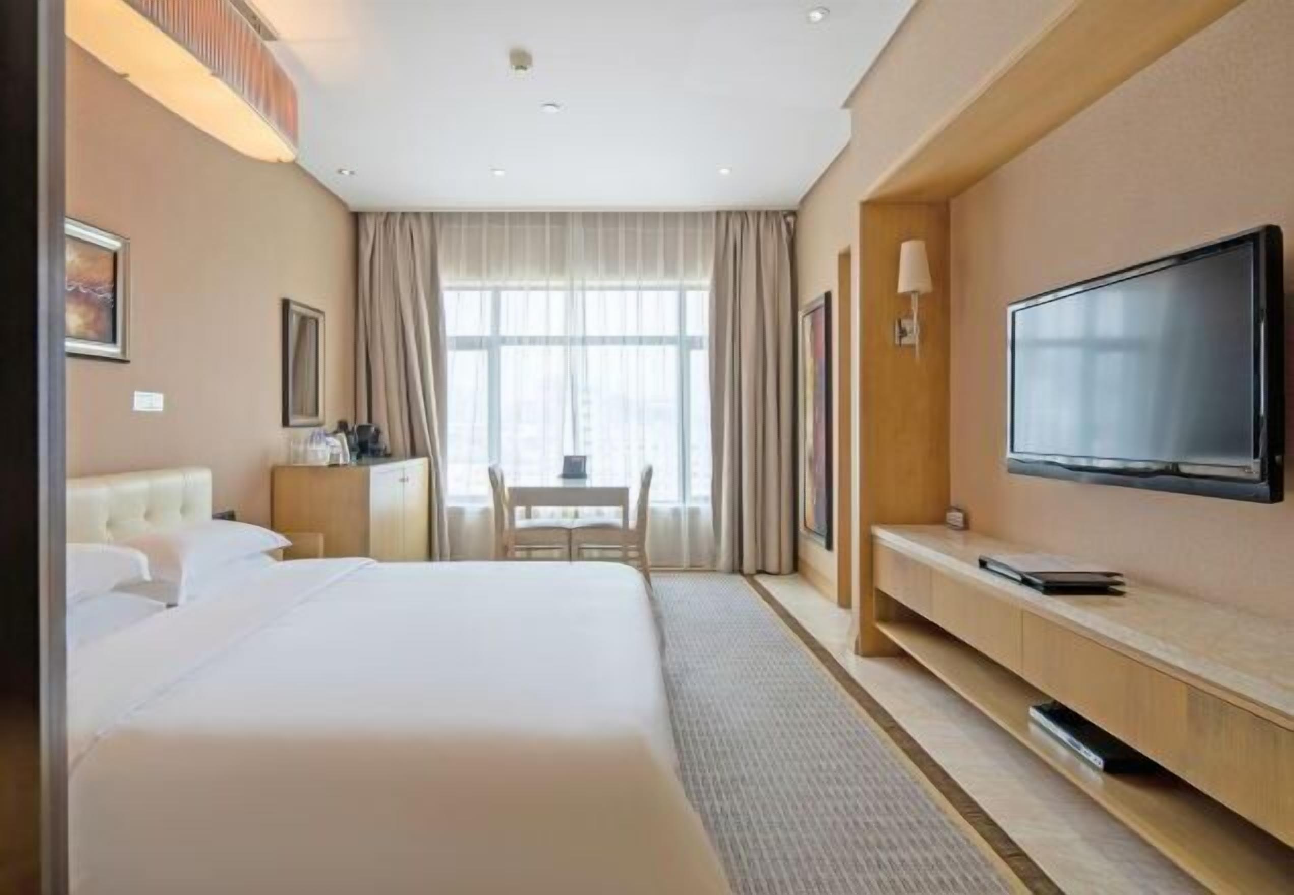 Minibar, in-room safe, alarm clocks