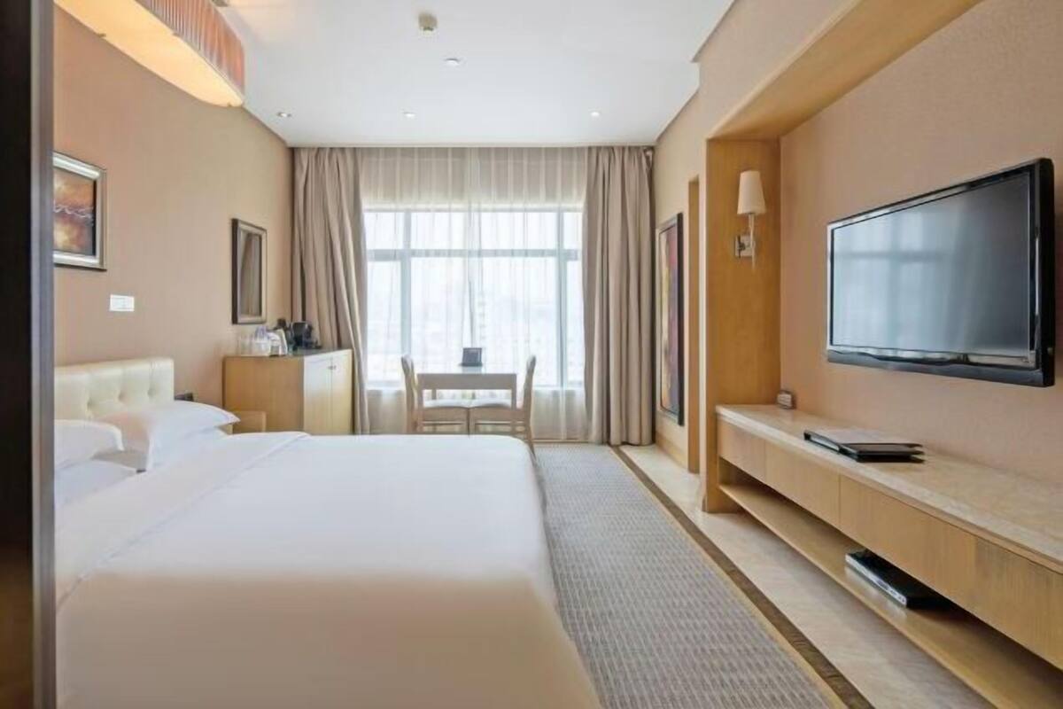 Minibar, in-room safe, alarm clocks