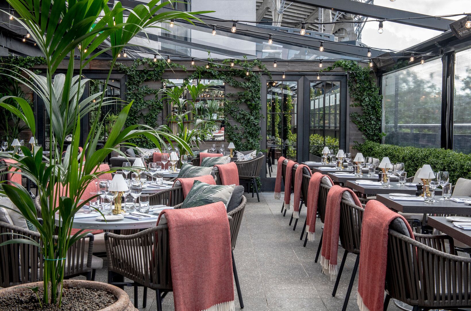 Caja fuerte, escritorio, cortinas opacas y tabla de planchar con plancha