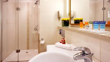 Shower, perlengkapan mandi gratis, pengering rambut, dan handuk