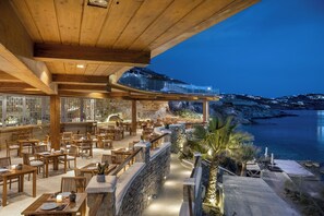 3 restaurants, dinner served - Saint John Hotel Villas & Spa (Mykonos)
