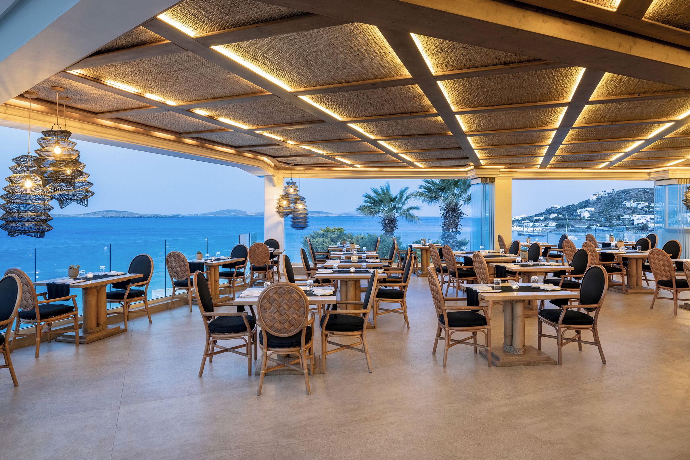 3 restaurants, dinner served