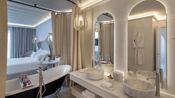 Signature Junior Suite with Sea View | 1 yatak odası, minibar, odada kasa, güneşlik/perde