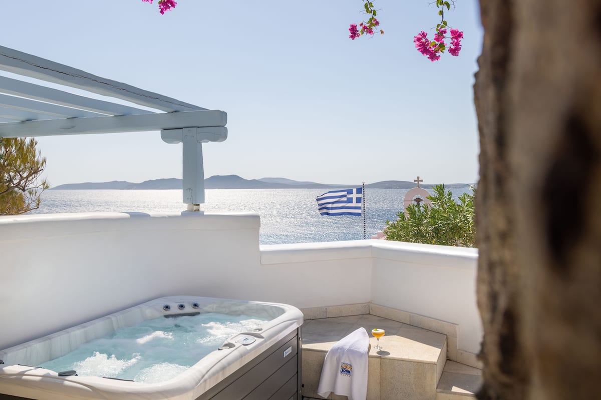 Un jacuzzi avec vue sur la mer et un drapeau.