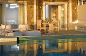 Delos One Bedroom Villa with Private Pool & Sea View | 1 sovrum, minibar och värdeförvaringsskåp på rummet