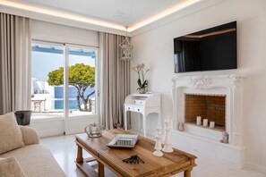 Delos Two Bedroom Villa with Private Pool & Sea View | Area soggiorno | TV LCD