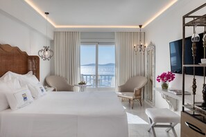 Signature Aegean Room with Outdoor Jetted Tub & Sea View | Minibar, una cassaforte in camera, tende oscuranti, insonorizzazione