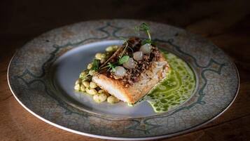 3 restaurants, dinner served