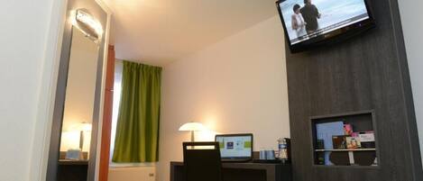 Classic-Doppelzimmer | Individuell eingerichtet, Schreibtisch, VerdunkelungsvorhÀnge