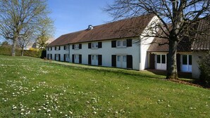 A two-story house with a sloped roof, white exterior walls, and black shutters. - Hôtel Inn Dijon-Quetigny (Quetigny)