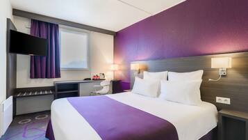 Standard Room, 1 Queen Bed | Desk, laptop workspace, blackout drapes, soundproofing