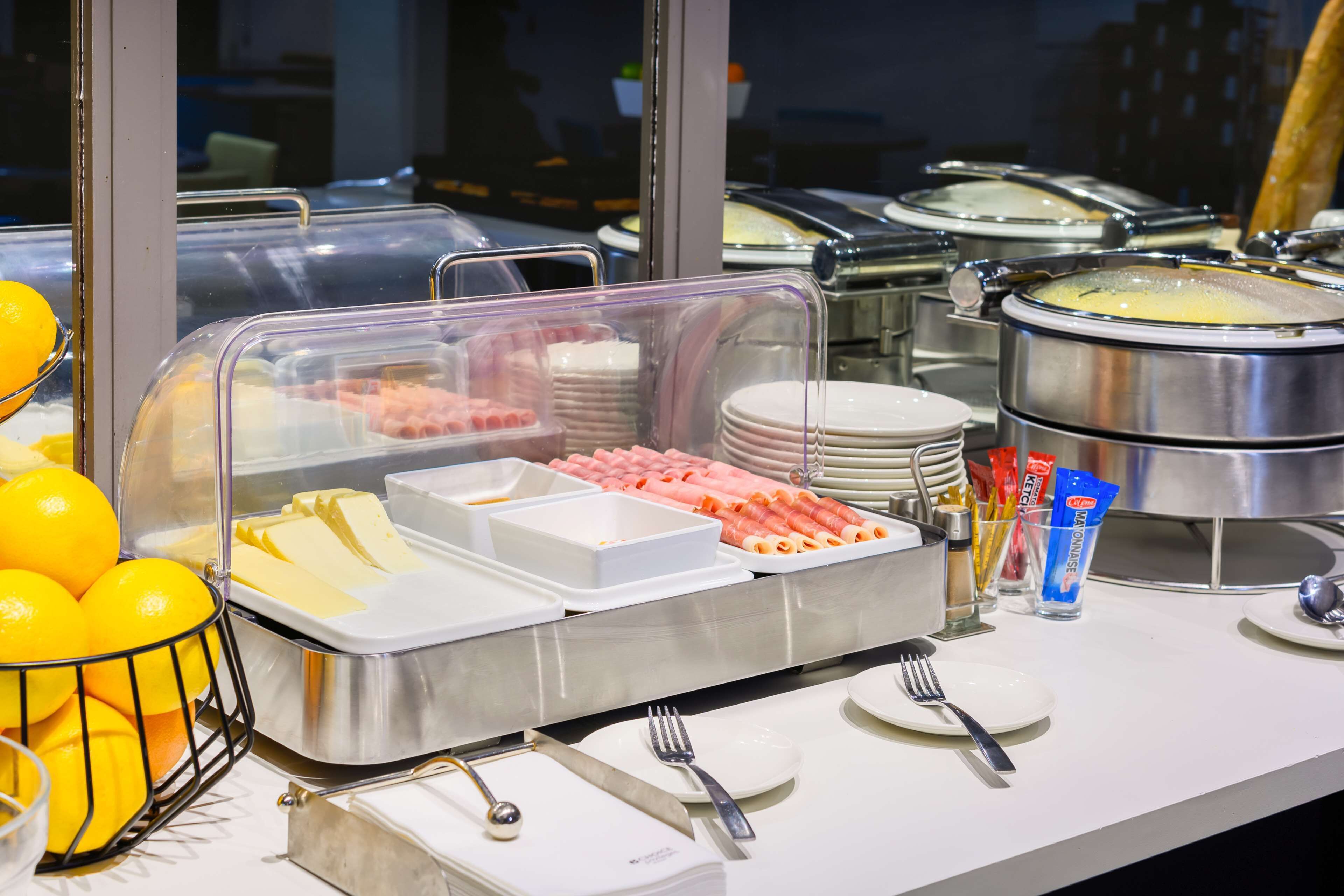 Montaje de bufé con diversos alimentos y utensilios.