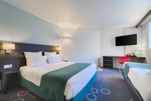 Rom – standard, flere senger | Skrivebord, skrivebord for bærbar PC, blendingsgardiner og lydisolert