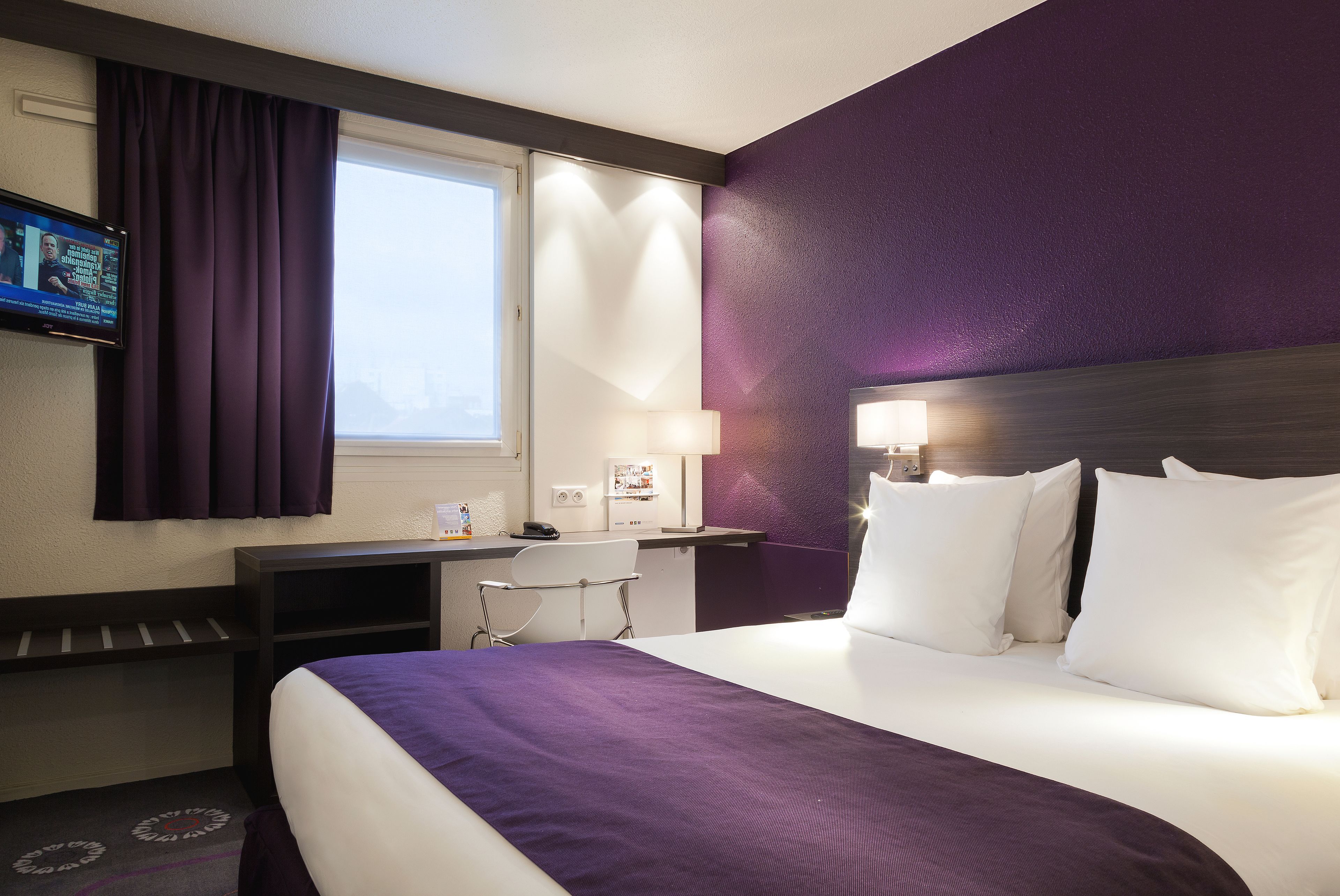 Een bureau, een laptopwerkplek, verduisterende gordijnen