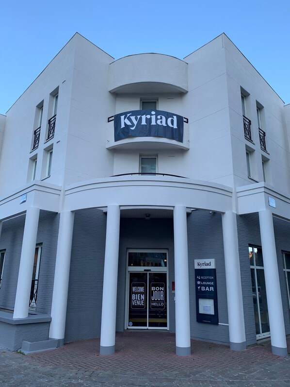A building with a sign reading "Kyriad" above the entrance. - KYRIAD LILLE GARE - Grand Palais (Lille)