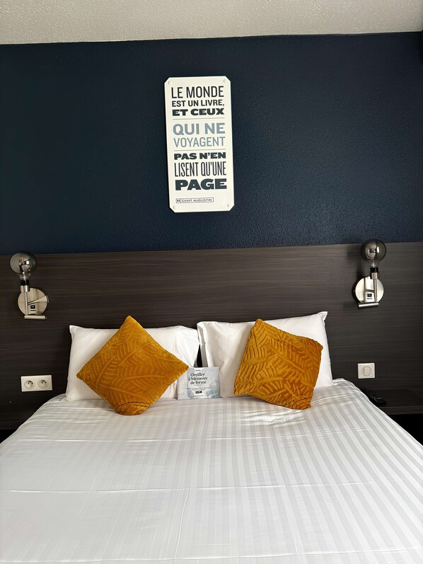 Escritorio, espacio para trabajar con un portátil, cortinas opacas