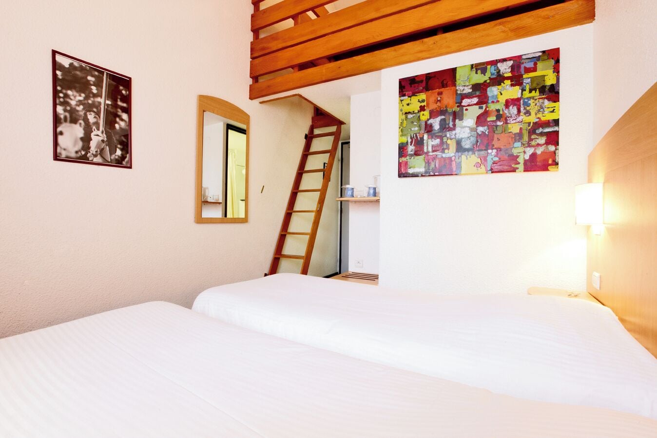 Tremannsrom – classic | Skrivebord, blendingsgardiner, strykejern/-brett og reiseseng for barn