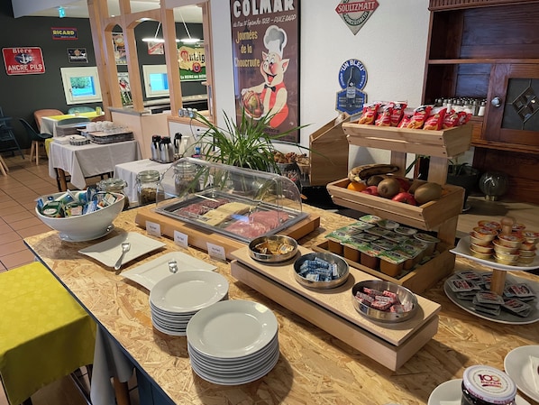 Tägliches Frühstücksbuffet (11.90 EUR pro Person)