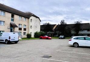 Free self-parking - Hotel La Maison de Lise Mulhouse Illzach (Illzach)