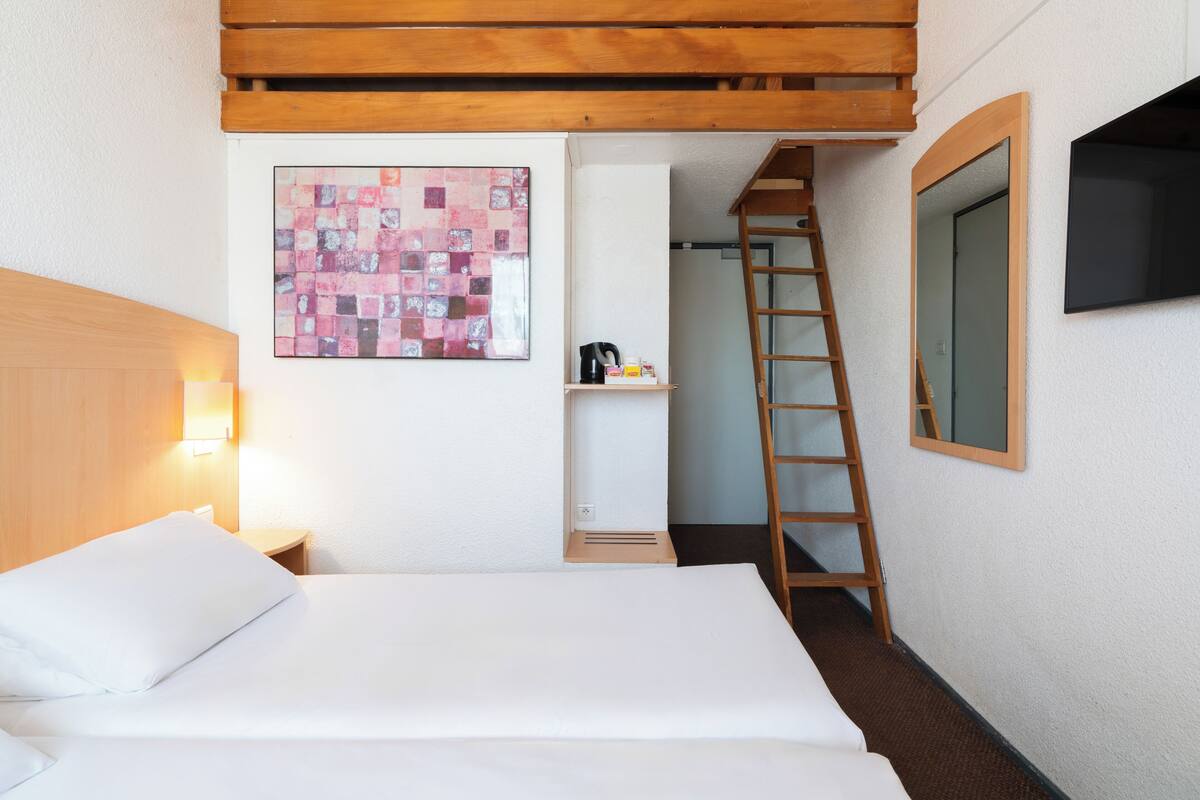 Classic Triple Room | Desk, blackout curtains, iron/ironing board (on request), travel cot