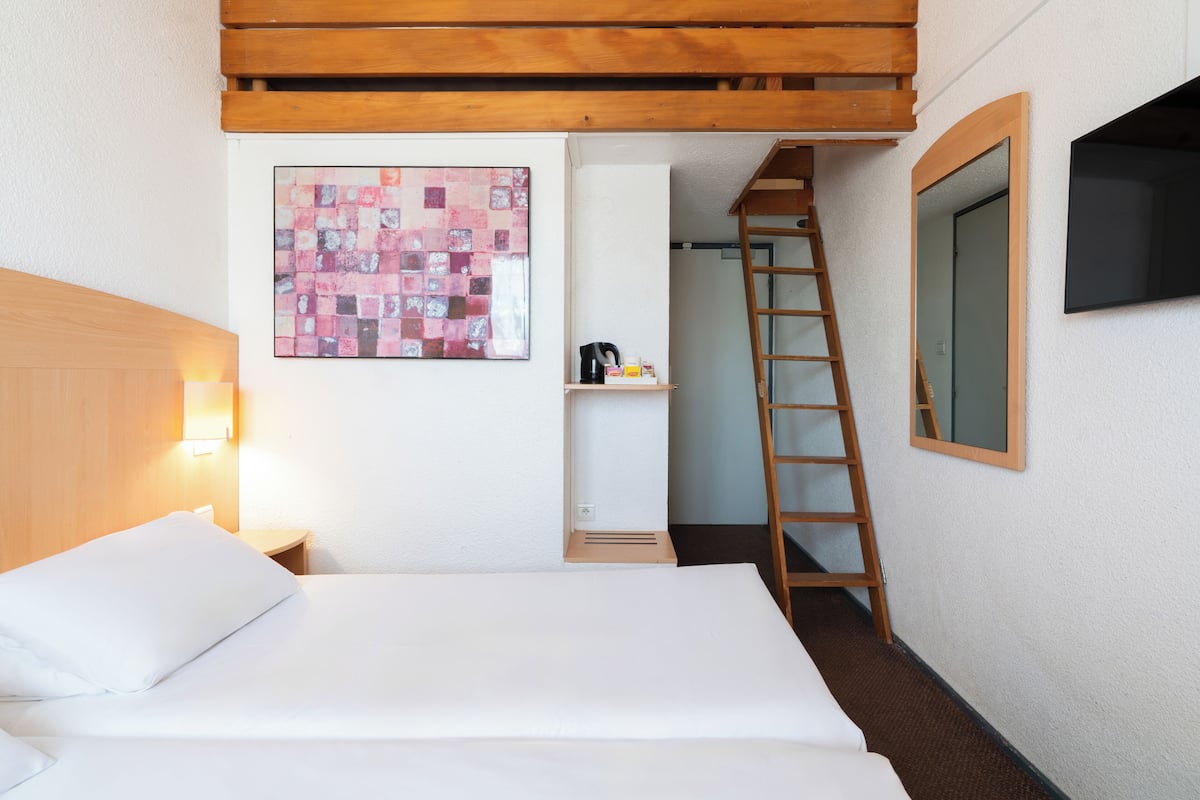 Classic Triple Room | Desk, blackout drapes, iron/ironing board (on request), travel crib