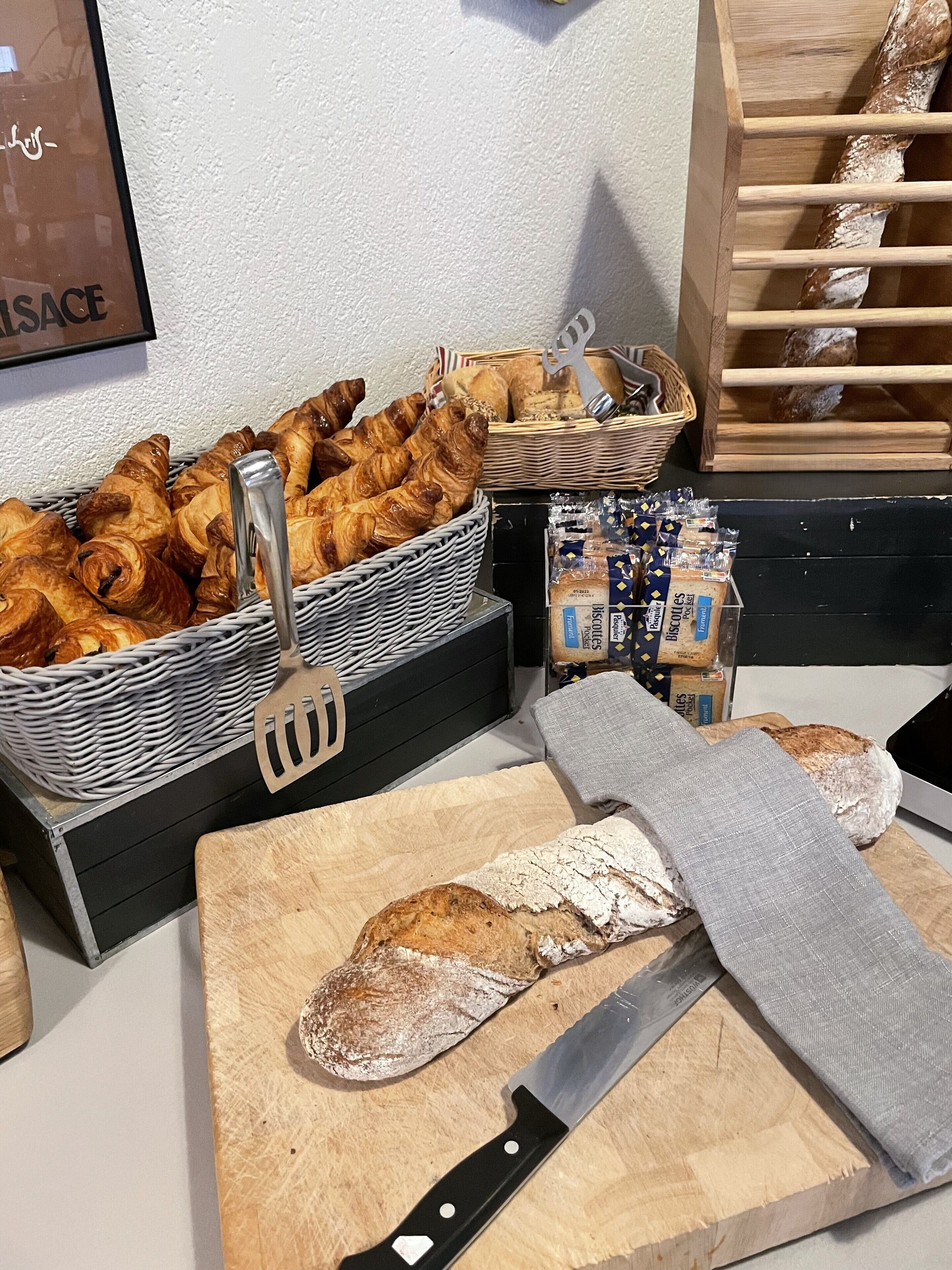 Daily buffet breakfast (EUR 11.90 per person)