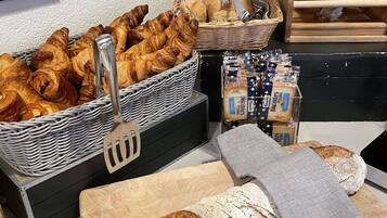 Dagelijks ontbijtbuffet (EUR 11.90 per persoon)
