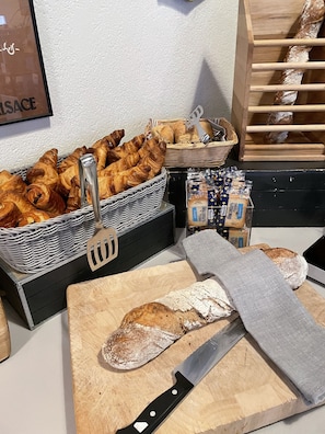 Dagelijks ontbijtbuffet (EUR 11.90 per persoon)