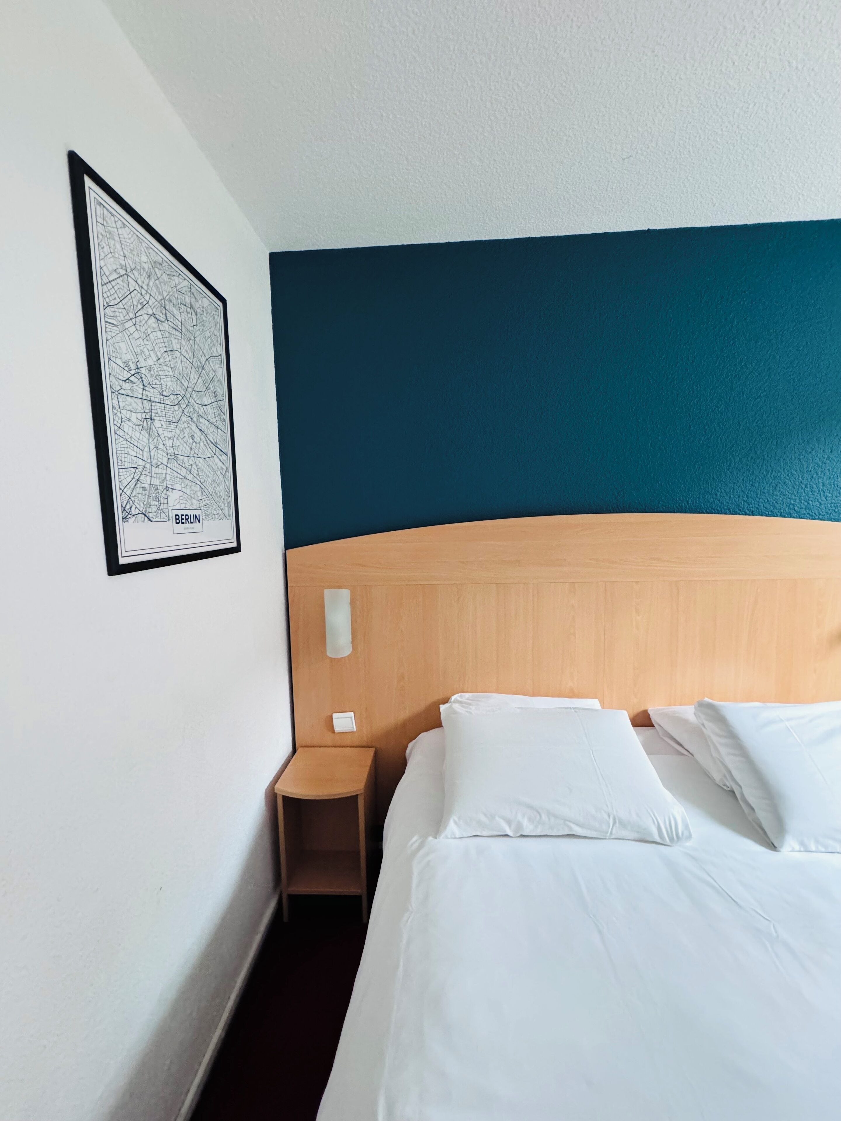 Dobbeltrom – classic | Skrivebord, blendingsgardiner, strykejern/-brett og reiseseng for barn