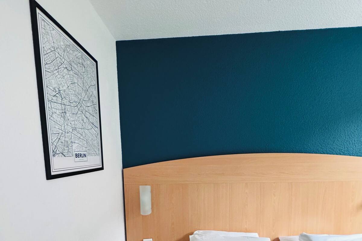 Klassieke tweepersoonskamer | Een bureau, verduisterende gordijnen, een strijkplank/strijkijzer