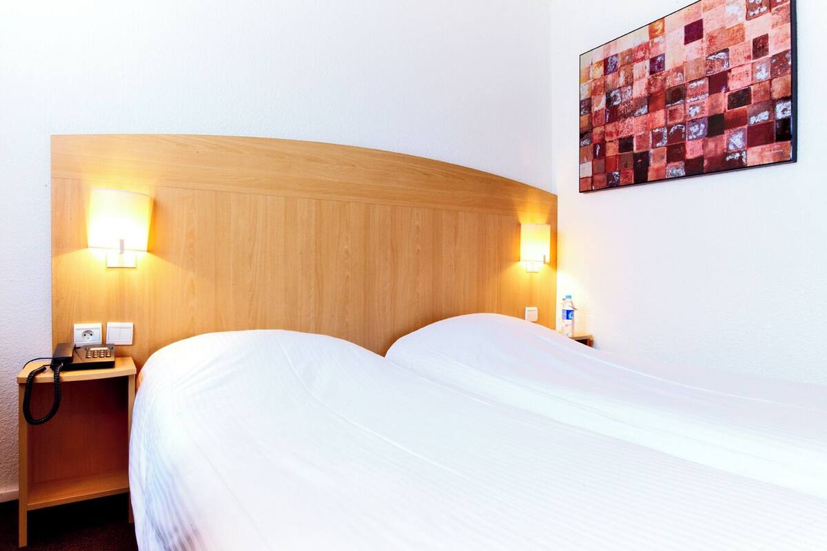 Klassieke Twin kamer | Een bureau, verduisterende gordijnen, een strijkplank/strijkijzer