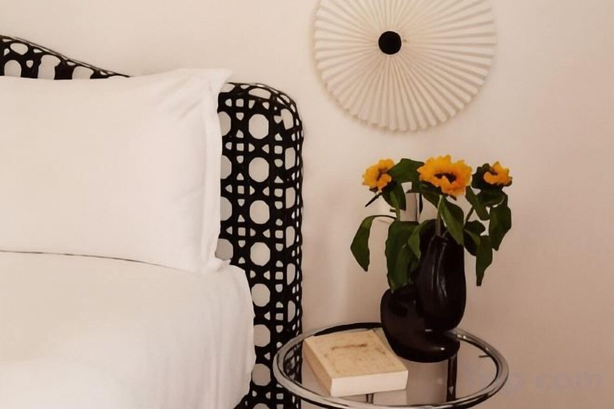 Premium bedding, in-room safe, blackout drapes, soundproofing
