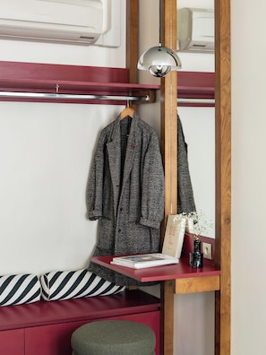 Roupas de cama premium, cofres nos quartos, cortinas blackout