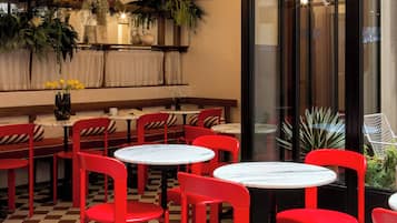 Frukostbuffé varje dag (EUR 15 per person)