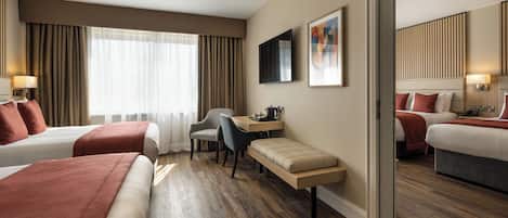 Chambre classique double ou avec lits jumeaux | Coffre-fort, bureau, fer et planche Ă repasser