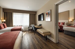 Caja de seguridad en la habitación y escritorio 