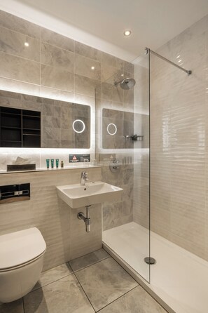 Amenidades de baño gratuitas, secadora de cabello, pantuflas, toallas 