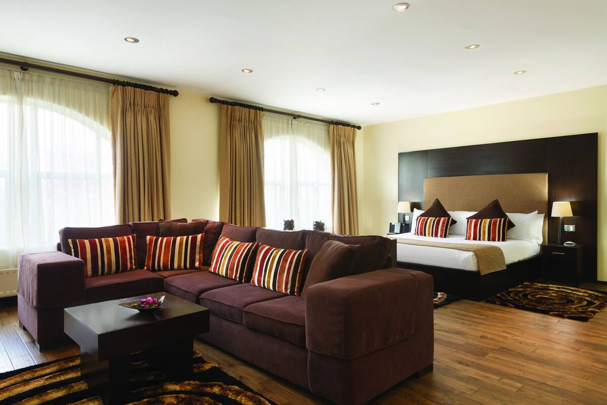 suite (morrison) | in-room safe, desk, iron/ironing board, rollaway beds